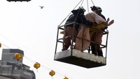 Korban dievakuasi lewat crane. REUTERS/Tyrone Siu.