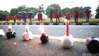 Para aktivis berbaris dan menyalakan lilin sambil membawa tulisan #masih ingat di Taman Pangeran Diponegoro.