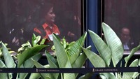 Jessica memperagakan sejumlah rangkaian kejadian yang terjadi pada hari kematian Mirna, 6 Januari 2016, usai meminum es kopi yang mengandung sianida.