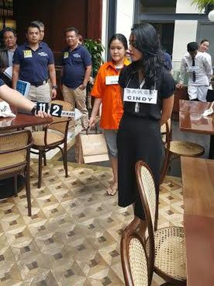 Senyum Kecil Jessica Saat Rekonstruksi Kematian Mirna di Olivier