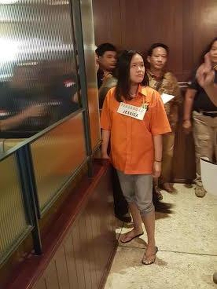 Berbaju Tahanan dan Pakai Sandal, Penampakan Jessica Rekonstruksi di Olivier