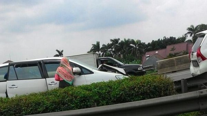 Kecelakaan Beruntun 4 Kendaraan, Tol Cikunir ke Jakarta Macet Panjang