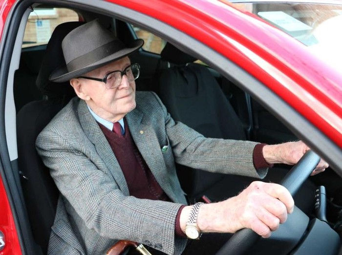Mobil Makin Canggih, Banyak Lansia Nyetir Mobil Sendiri