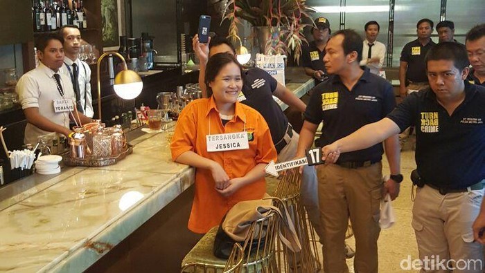 Jessica Tersenyum Saat Reka Adegan Pesan Kopi di Olivier