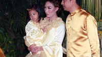 Ayu dan keluarga kecilnya kompak mengenakan busana bernuansa kuning.