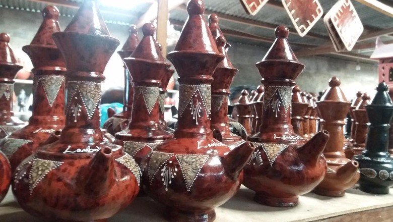 Kendi Maling Khas Lombok Diisi dari Bawah Keluar dari Atas Kendi Maling Khas Lombok Diisi dari Bawah Keluar dari Atas