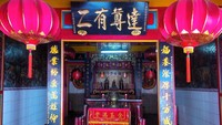 Traveler bisa masuk ke dalam ruang altar kelenteng. Pada malam perayaan Imlek, tempat ini akan ramai dengan jemaat yang berdoa (Fitraya/detikTravel)