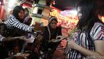 Pengemis Berebut Angpao Imlek