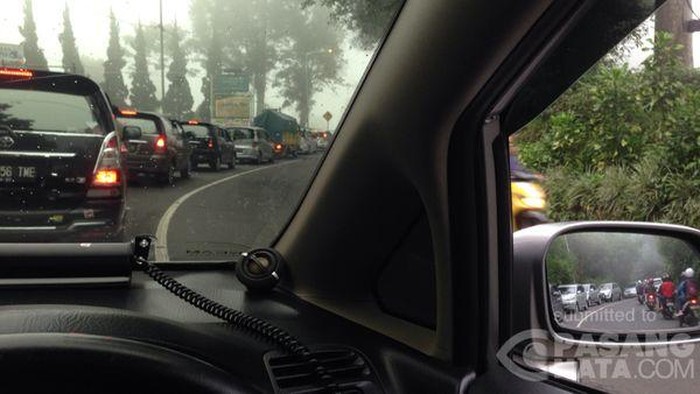Puncak Pass Arah Jakarta Macet Parah, Kendaraan Parkir Setengah Jam