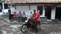  Tidak tampak perayaan yang begitu heboh, hanya suasana kehangatan saat berkumpul bersama keluarga.