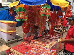 Tukang Ojek dan Petani Ini Beralih Profesi Jadi Pedagang Pernak-Pernik Imlek