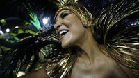Peserta festival Rio dengan kostum penari samba. (REUTERS/Sergio Moraes)