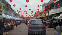 Pada libur panjang Imlek, Kota Cirebon cukup ramai dikunjungi wisatawan dari berbagai daerah. Kemeriahan Imlek pun sudah terlihat, terutama di sekitar Jalan Winaon hingga Pasar Kanoman (Fitraya/detikTravel)