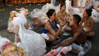 Hingar bingar festival selalu dimulai dengan ketenangan dan keseriusan make up di belakang panggung. (REUTERS/Sergio Moraes)