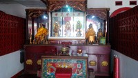 Altar Buddha di dalam Vihara Pemancar Keselamatan Boen San Tong. Walaupun usia kelenteng sudah lebih dari seabad, berbagai ruangannya masih tampak kokoh dan terawat (Fitraya/detikTravel)