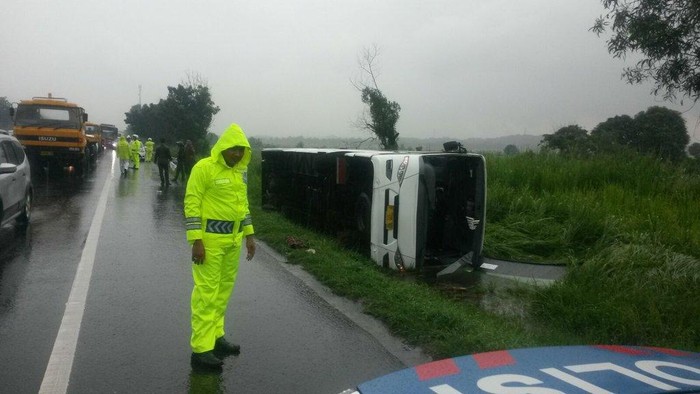Bus Terguling di Tol Cikampek Arah Jakarta, Kemacetan Mengular 7,5 Km