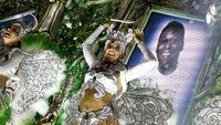 Foto legenda sepakbola Brazil, Pele ikut diarak dalam festival ini. (REUTERS/Sergio Moraes)