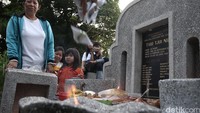 Mereka berdoa di pemakaman Rawa Kucing Tangerang.