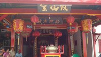 Begini suasana di dalam kelenteng. Rumah ibadah ini dihiasi dengan aneka lampion berwarna merah  (Fitraya/detikTravel)