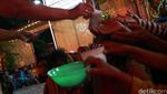 Pengemis Berebut Angpao Imlek