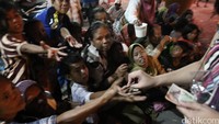 Pengemis dari berbagai daerah menerima pembagian angpao Imlek di Klenteng Boen San Bio, Kota Tangerang.