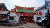Salah satu pusat ibadah imlek ada di Vihara Pemancar Keselamatan Boen San Tong alias Kelenteng Winaon. Berdiri sejak 1894, kelenteng ini telah menjadi cagar budaya dan destinasi wisata religi di Cirebon (Fitraya/detikTravel)