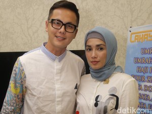 Bisa Umrah Lagi, Ussy Sulistawaty dan Andhika Pratama Terharu