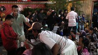 Antri angpao.