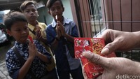 Berbagi angpao di hari Imlek.