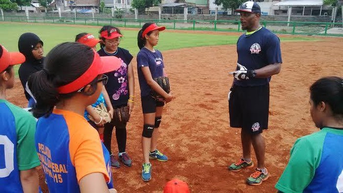 Tim Putri Softball U-19 Jatim Digembleng Pelatih AS