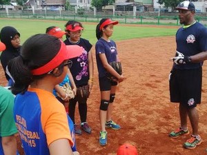 Tim Putri Softball U-19 Jatim Digembleng Pelatih AS