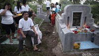 Berdoa di pemakaman keluarga saat Imlek.