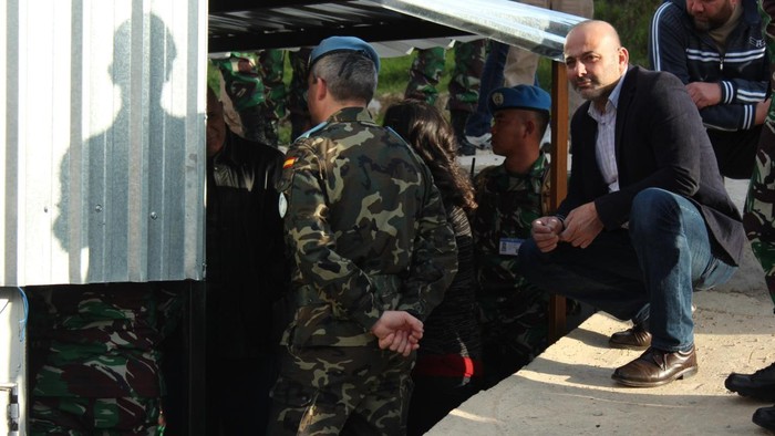 Pasukan Perdamaian Spanyol dan TNI Bantu Warga Lebanon dengan Generator