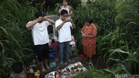 Mereka berdoa di pemakaman Rawa Kucing Tangerang.