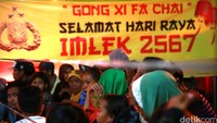 Pengemis menunggu pembagian angpao.