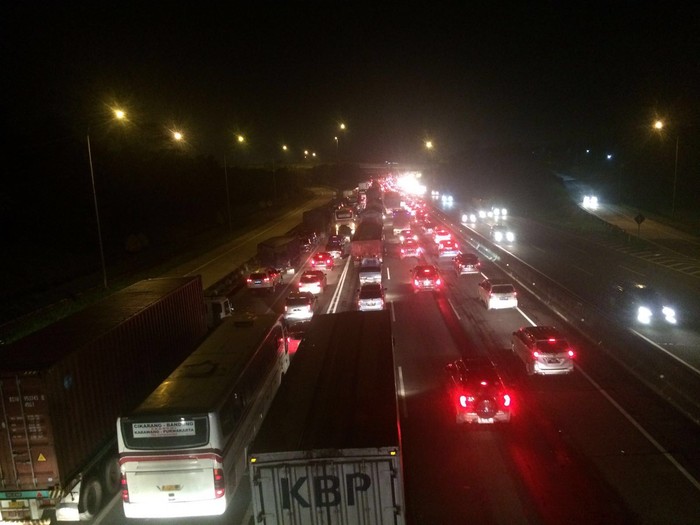 Dini Hari, Tol Cikampek ke Jakarta Macet Imbas Penyempitan Lajur