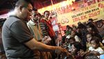 Pengemis Berebut Angpao Imlek