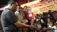 Berbagi angpao di tahun baru Imlek 2567