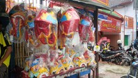 Ada pedagang yang menjual suvenir khas Imlek seperti barongsai mini untuk anak-anak. Harga jualnya Rp 150 ribu, tapi boleh ditawar (Fitraya/detikTravel)