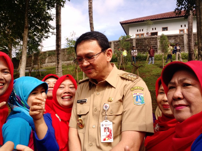 Saat Ahok Semakin Rajin Layani Foto dengan Warga