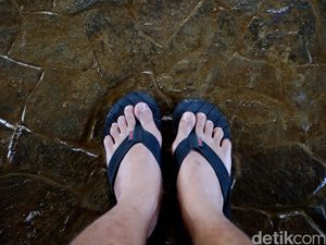 Teras Sering Kotor gegara Cipratan Air Hujan? Cegah Pakai 3 Cara Ini