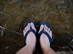Ragam Suara Warga soal Larangan Pakai Sandal Jepit Saat Kendarai Motor