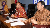 Anggota FPAN Teguh Juwarno memberikan penjelasan kepada para mahasiswa UMY.