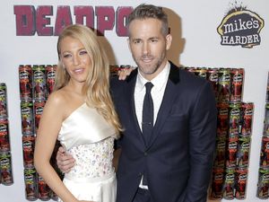 Jangan Iri Guys! Ryan Reynolds dan Blake Lively Mesra di Premiere Film Deadpool