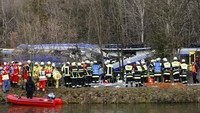 Tabrakan antara dua kereta penumpang lokal yang dioperasikan oleh Meridian itu, terjadi di dekat Bad Aibling. Belum diketahui penyebab tabrakan maut tersebut. Michael Dalder/Reuters/detikFoto.