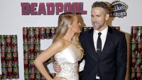 Pemeran Deadpool itu tampil gagah dalam setelan jas dan sang istri menawan dengan dress putihnya. Brendan McDermid/REUTERS/detikFoto.