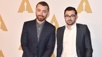 Sam Smith dan penulis lagu Jimmy Napes juga masuk dalam nominasi Best Original Song untuk Writings on the Wall dalam film Spectre. Kevin Winter/Getty Images/detikFoto.