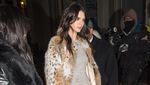 Kendall Jenner Pamer Kaki Jenjang