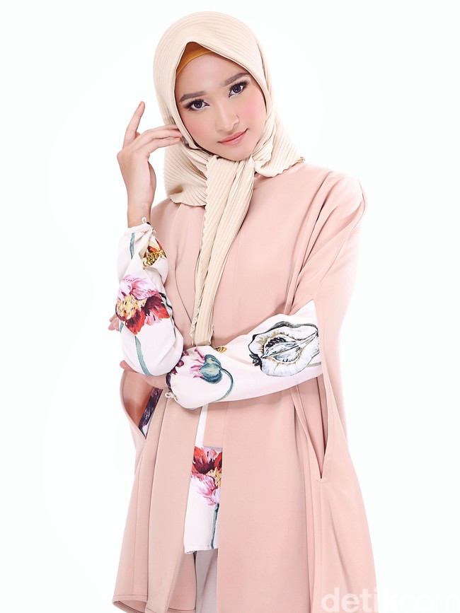 Wardrobe: Ria Miranda. Fotografer: Afida Sukma. Makeup Artist: Vivi Thalib (Instagram: @vivithalib). Stylist: Arina Yulistara. Model: Bella Almira.