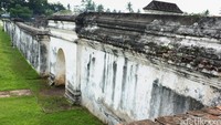 Salah satu bagian dinding Istana Keraton masih berdiri kokoh, membayangkan betapa megahnya bangunan ini dahulu kala.
